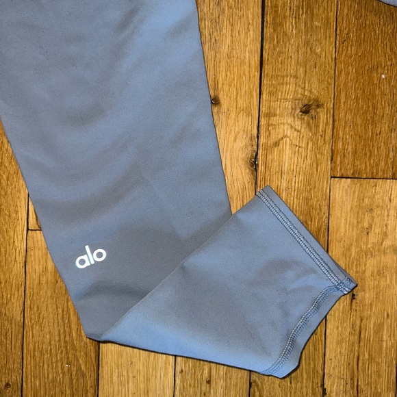 Alo Yoga High Waist Airbrush Capri Blue Skies SIZE MD - Picture 2 of 11